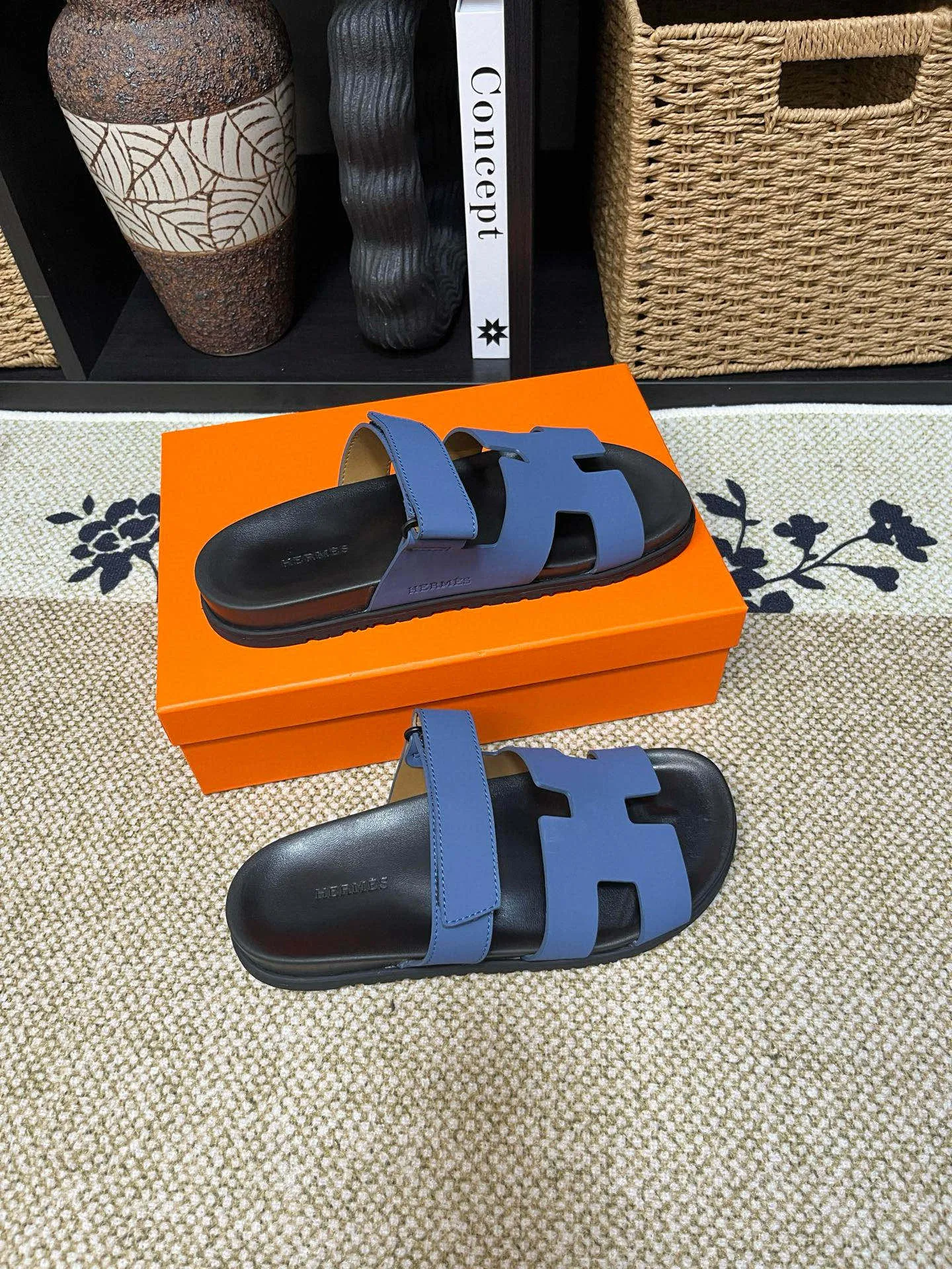Factory price: 340💰Long-term availability Hermes men's Kazimir slippers for couples - top quality, Hermès woven calfskin functional sandals. The interwoven upper inspired by the "H" iconic pattern creates a casual look, which can be said to be a good companion for summer. Imported cowhide + cowhide lining + TU men's shoes💰Outsole Size: 35-46